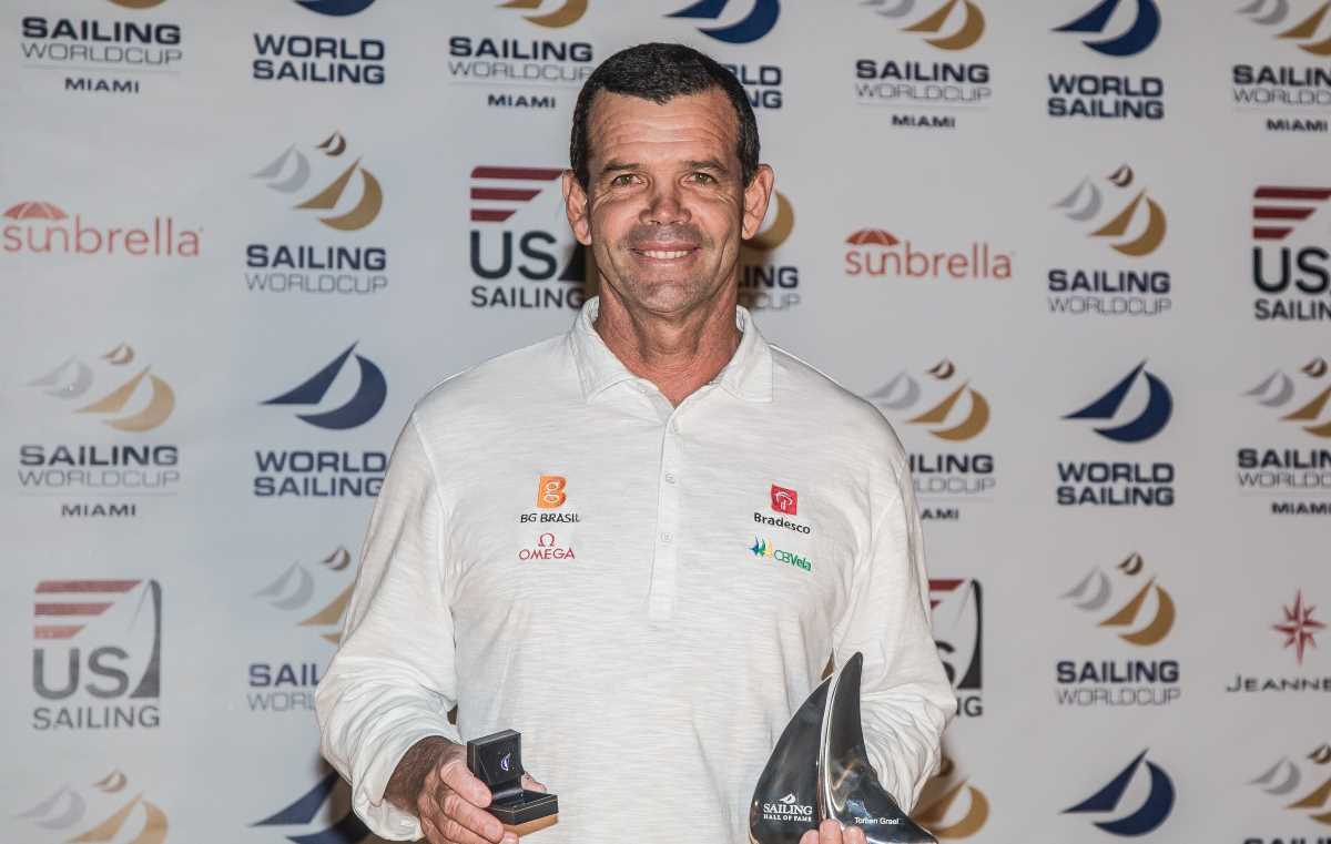 Torben Grael recebe troféu do Hall da Fama Crédito Jesus Renedo Sailing Energy